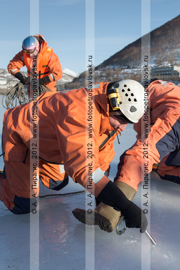 Фотография: учения по отработке действий оперативных служб при оказании помощи пострадавшему на несанкционированном ледовом переходе. Камчатка, Петропавловск-Камчатский