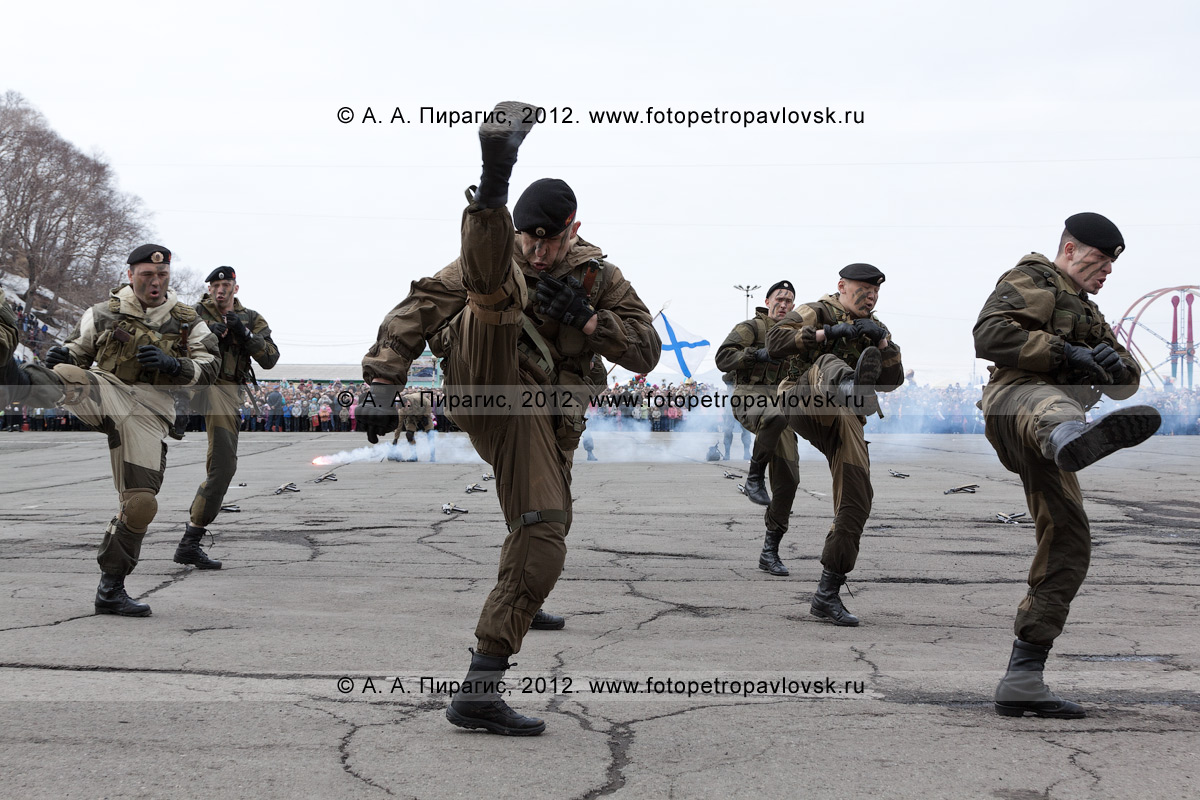 Фотография: военные разведчики показывают приемы рукопашного боя. Показательные выступления разведчиков 9 Мая, в День Победы