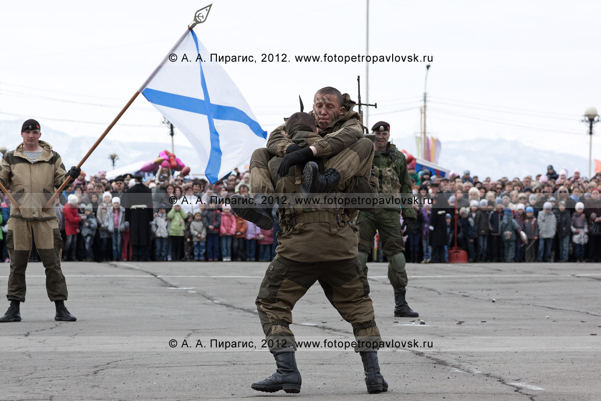 Фотография: показательные выступления российских военных разведчиков на центральной площади в городе Петропавловске-Камчатском
