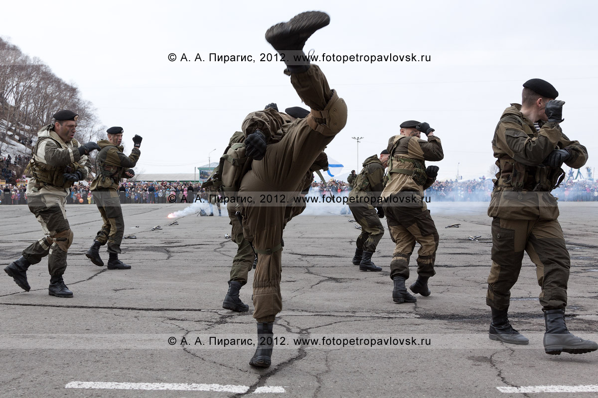Фотография: российские разведчики показывают приемы рукопашного боя. Показательные выступления разведчиков в День Победы