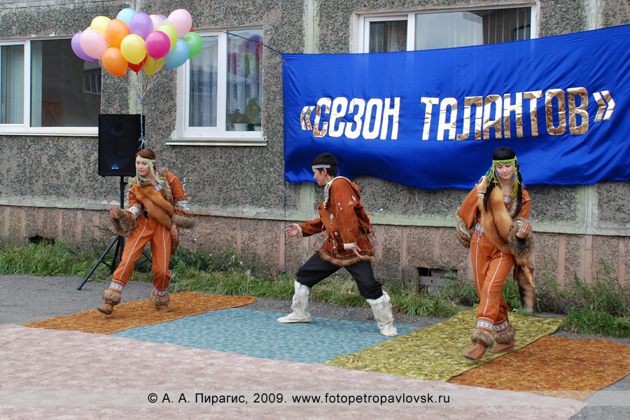 Фотография выступления коллектива национального северного танца "Северные зори" (Петропавловск-Камчатский)