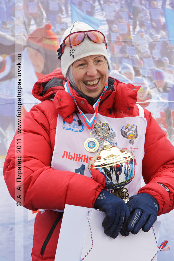 Фотография: Соболева Лариса. Победитель (1-е место) в соревнованиях по лыжным гонкам "Лыжня России — 2011" среди женщин на дистанции 10 километров