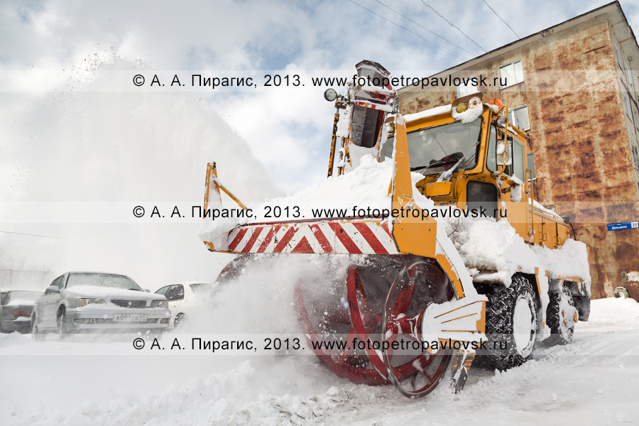 Фотография: расчистка межквартальных проездов — ликвидация последствий снежного циклона в Петропавловске-Камчатском