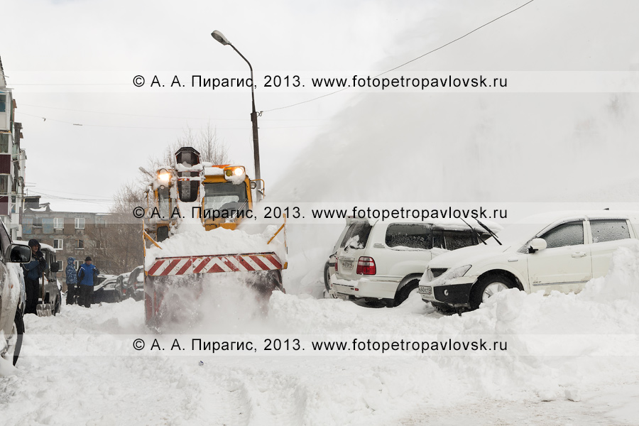 Фотография: расчистка межквартальных проездов — ликвидация последствий снежного циклона в Петропавловске-Камчатском