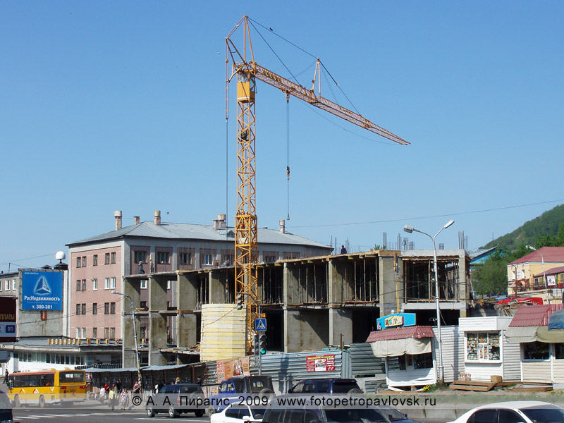 Строящийся торговый центр на Комсомольской площади в Петропавловске-Камчатском