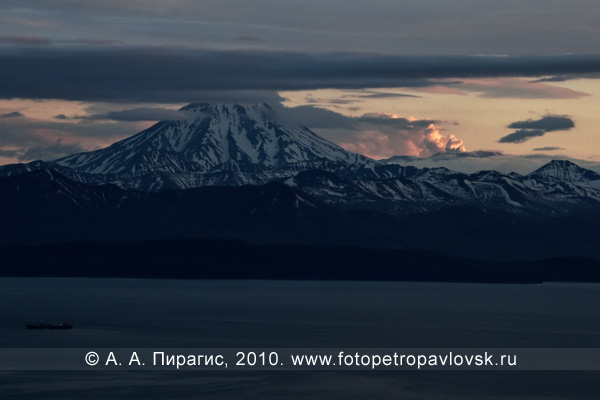 Извержение вулкана Горелый на Камчатке