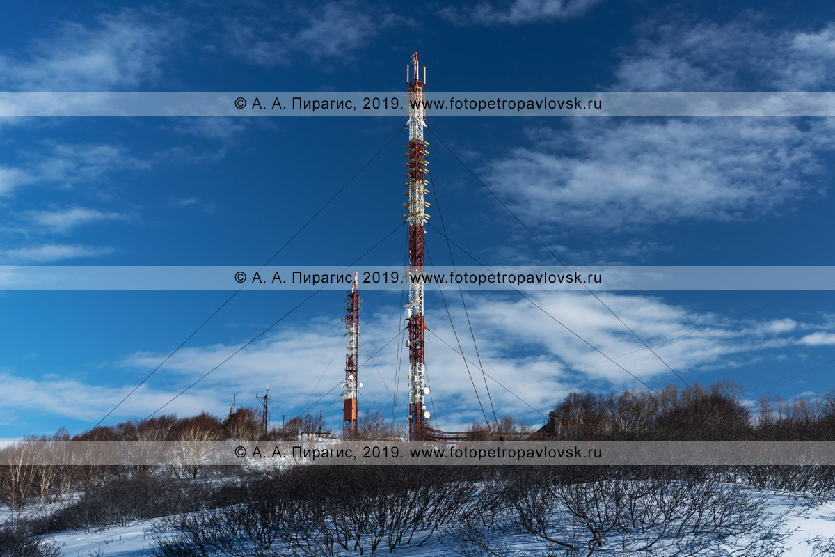 Фотография: вышка с оборудованием беспроводных каналов связи и антеннами. Мишенная сопка, город Петропавловск-Камчатский
