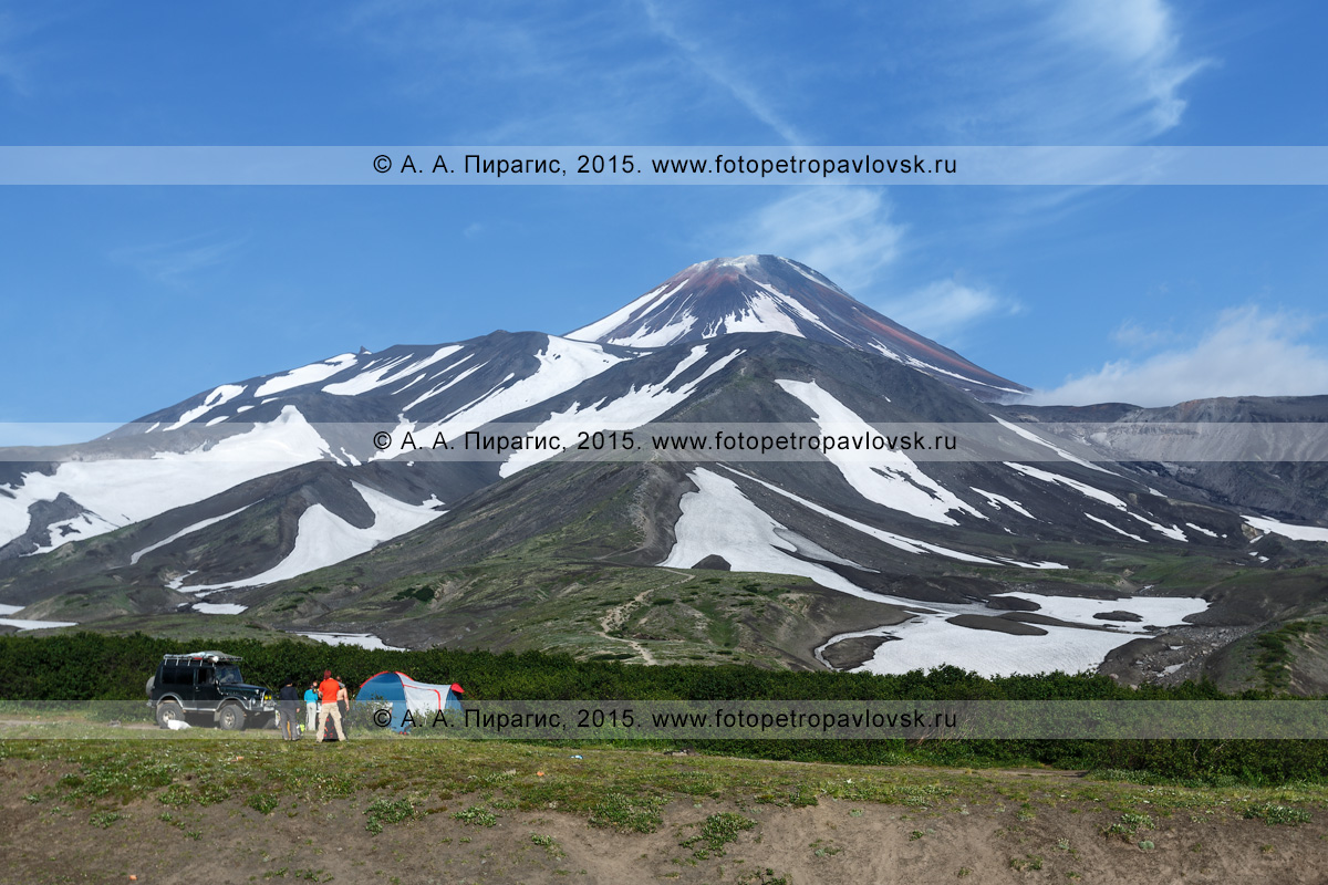 Фотография: летний камчатский пейзаж — живописный вид на вулкан Авача (Avacha Volcano) и палаточный туристический лагерь у подножия действующего вулкана. Камчатский край