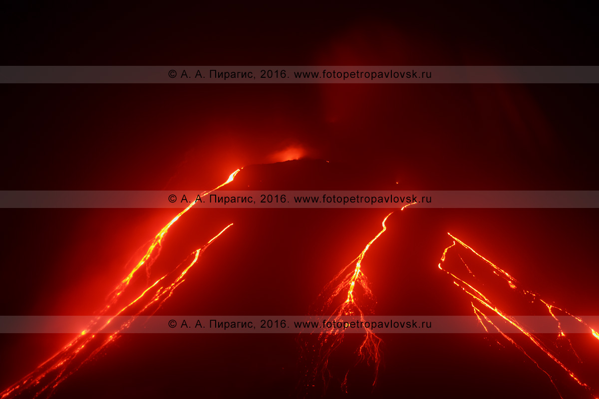 Фотография: Ключевской вулкан (Klyuchevskoy Volcano), ночной вид на извержение и текущие лавовые потоки по склону вулкана. Полуостров Камчатка