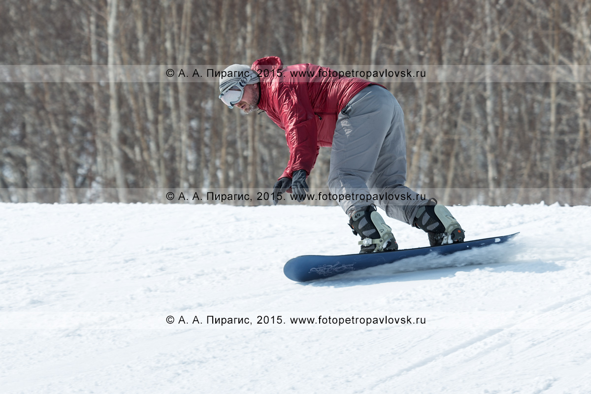 Фотография: горнолыжная база "Морозная", спуск сноубордиста по склону горы Морозной в Камчатском крае. Город Елизово, Елизовский район, полуостров Камчатка