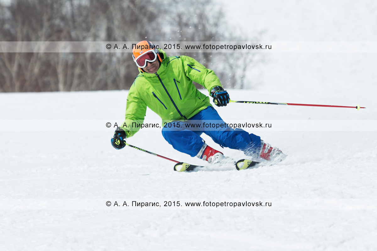 Фотография: горнолыжный спорт в Камчатском крае — горнолыжник-мужчина спускается на горных лыжах на горе Морозной. Камчатка, Елизовский район, город Елизово, горнолыжная база "Морозная"