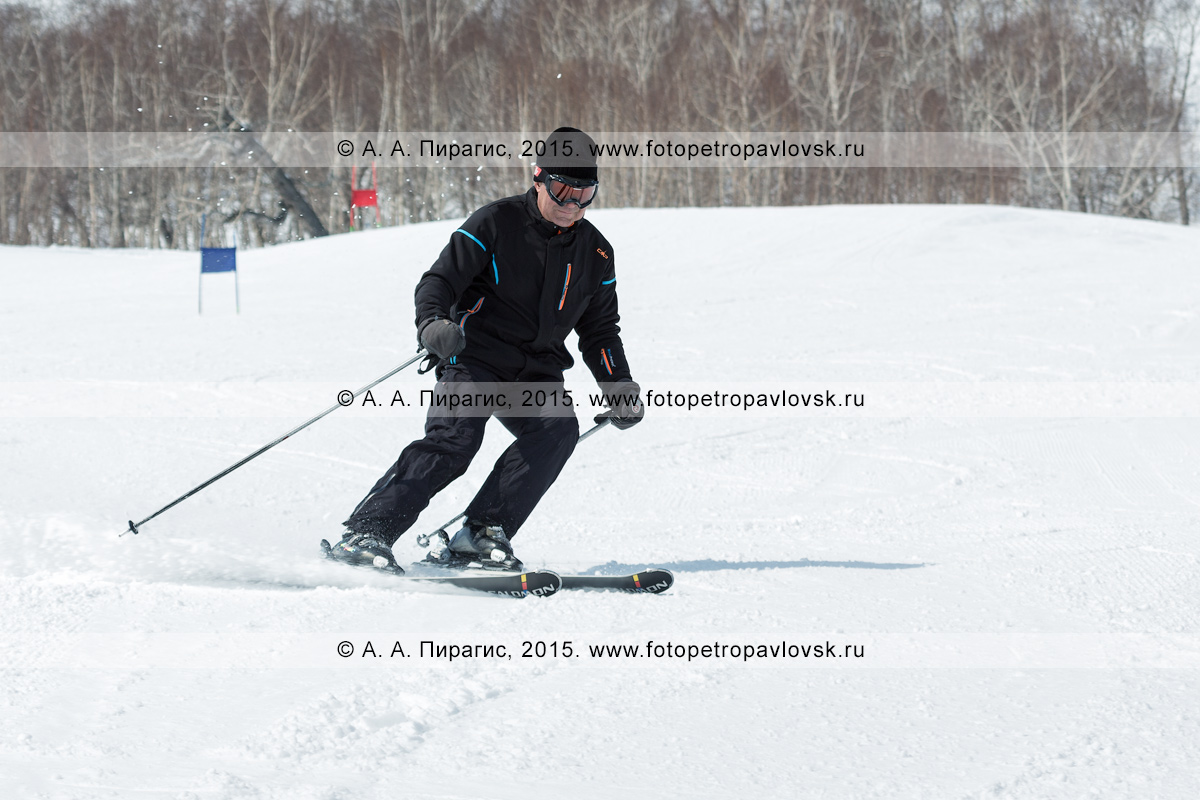 Фотография: мужчина едет на горных лыжах на горе Морозной. Горнолыжный спорт на Камчатке. Елизовский район, город Елизово, горнолыжная база "Морозная"