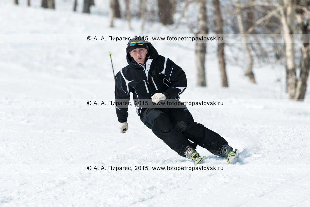 Фотография: горнолыжник спускается на лыжах на горе Морозной. Горнолыжная база "Морозная", город Елизово, Елизовский район, Камчатский край