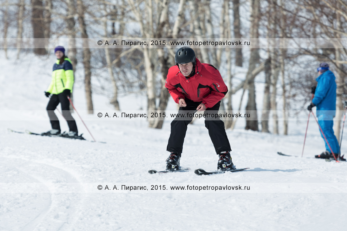 Фотография: горнолыжник едет на лыжах без палок на горе Морозной. Горнолыжная база "Морозная", город Елизово, Елизовский район Камчатского края
