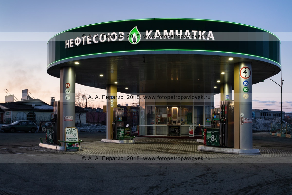 Фотография: ночной вид на автомобильную заправочную станцию ООО "Нефтесоюз Камчатка". Камчатский край, город Петропавловск-Камчатский