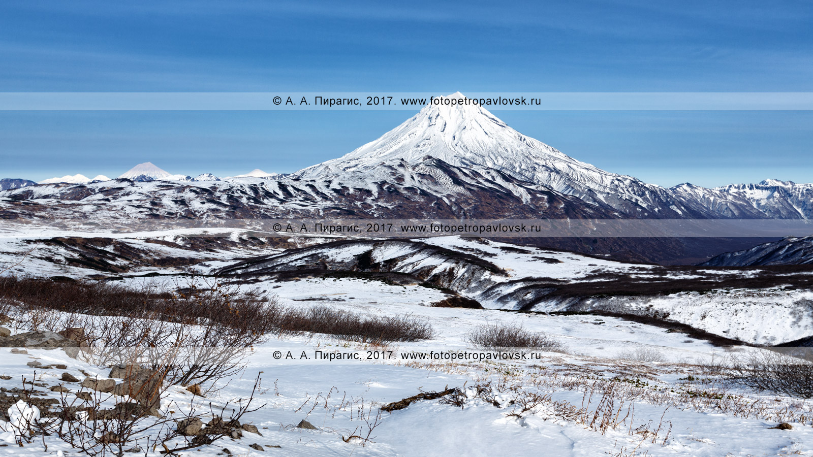 Фотография (панорама): горный пейзаж Камчатки — вулкан Вилючинская сопка (вулкан Вилючинская сопка, Вилючик, Vilyuchinsky Volcano) в снежном наряде