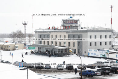 Фотография: зимний вид на аэровокзал аэропорта Петропавловск-Камчатский (аэропорт Елизово) и привокзальную площадь во время снегопада. Камчатский край