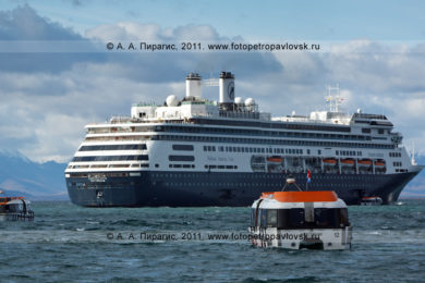 Фотографии голландского круизного лайнера "Амстердам" на рейде в Авачинской губе на Камчатке