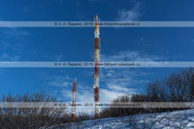 Фотографии телекоммуникационной вышки с антеннами радиорелейной и сотовой связи в городе Петропавловске-Камчатском