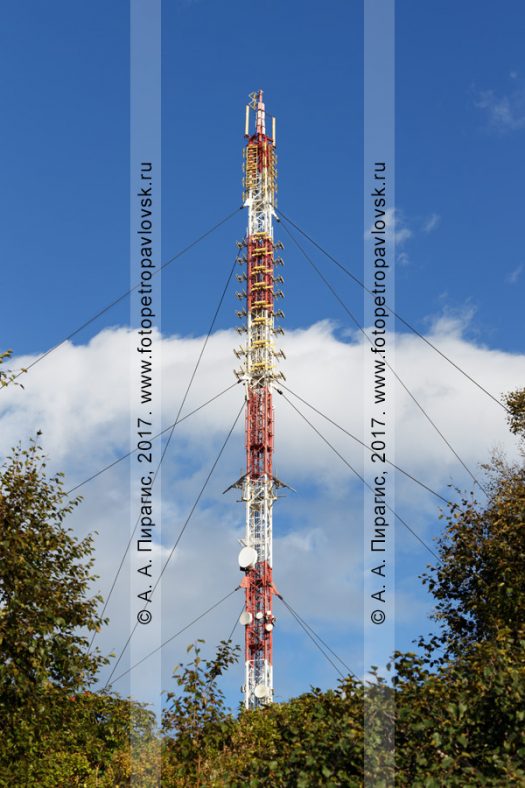Фотография: вышка с оборудованием беспроводных каналов связи и антенн. Город Петропавловск-Камчатский, Мишенная сопка