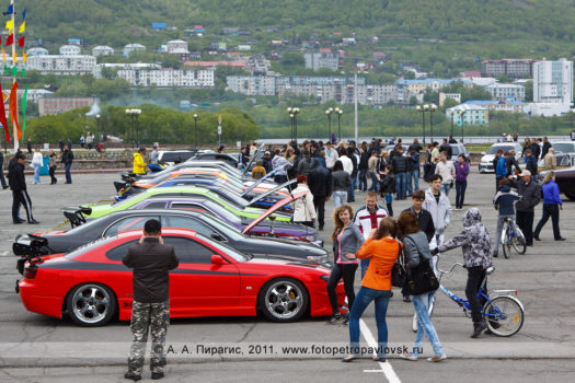 Фоторепортаж автовыставки в городе Петропавловске-Камчатском. Празднование Дня молодежи