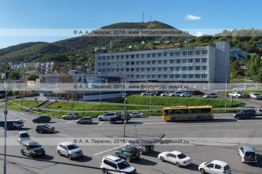 Фотография Комсомольской площади, гостиницы «Авача» и развлекательного комплекса «Колизей» в Петропавловске-Камчатском