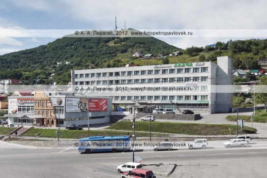 Фотография: здание гостиницы "Авача" (hotel "Avacha"). Петропавловск-Камчатский, полуостров Камчатка