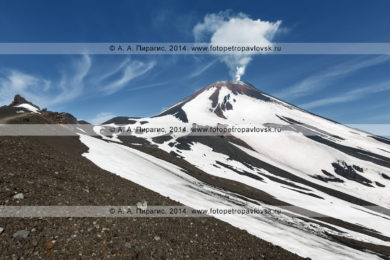 Две фотографии Авачинского вулкана на полуострове Камчатка