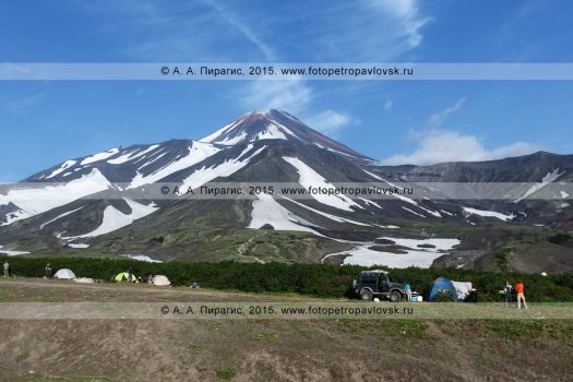 Фотография: камчатский пейзаж — летний вид на Авачинский вулкан (Avachinsky Volcano) и туристический палаточный лагерь у подножия Авачи. Полуостров Камчатка