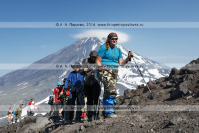 Фотографии: группа туристов и путешественников восходит на Авачинский вулкан на полуострове Камчатка