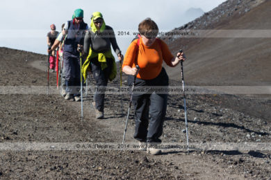 Фотографии: туристическая группа идет по тропинке на вершину Авачинского вулкана на полуострове Камчатка