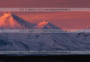 Панорамная фотография вулкана Авачинская сопка и вулкана Козельская сопка на полуострове Камчатка, вечерний зимний пейзаж на закате солнца
