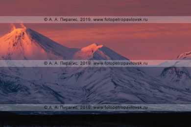 Панорамная фотография вулкана Авачинская сопка и вулкана Козельская сопка на полуострове Камчатка, вечерний зимний пейзаж на закате солнца