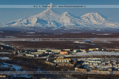 Фотография: Авачинский вулкан и Козельский вулкан, вид на город Петропавловск-Камчатский