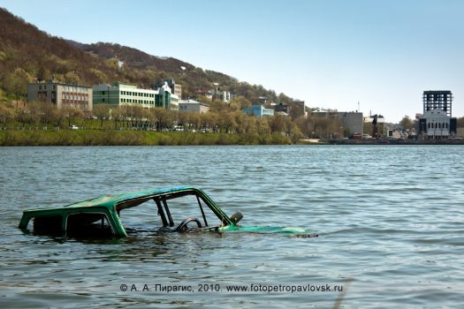 Плавающий автомобиль в Култучном озере Петропавловска-Камчатского