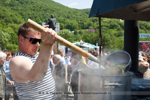 Фоторепортаж: День рыбака на Камчатке — приготовление камчатской рыбацкой ухи