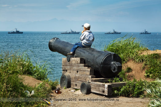 Фоторепортаж: День ВМФ России на Камчатке: боевые военные корабли в Авачинской губе (бухте)