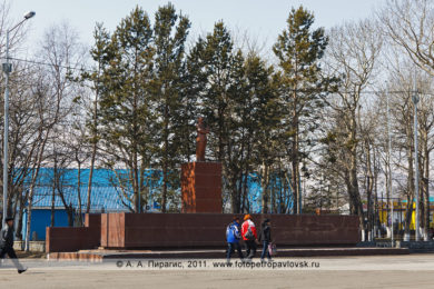 Фотография памятника В. И. Ленину, фотография площади Ленина в городе Елизово