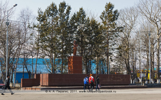 Фотография памятника В. И. Ленину, фотография площади Ленина в городе Елизово