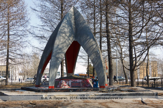 Фотография памятника погибшим в войне с империалистической Японией и захоронением останков И. В. Деркачева