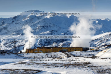 Мутновская геотермальная электростанция (Мутновская ГеоЭС-1) у подножия активного вулкана Мутновская сопка в Камчатском крае