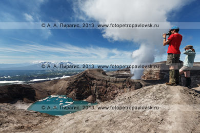 Вулкан Горелый на Камчатке: отдых туристов на вершине вулкана
