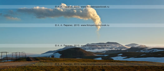 Фотография (панорама): действующий вулкан Горелый на юге полуострова Камчатка. Парогазовый выброс одного из кратеров вулкана Горелого