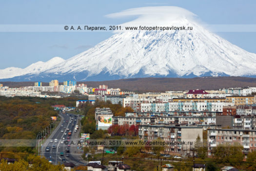 Фотографии города Петропавловска-Камчатского на фоне Корякского вулкана