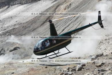 Вертолет Robinson R44 Raven в кратере действующего вулкана. Камчатка, Мутновский вулкан
