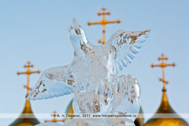 Фотографии ледовых скульптур на площади собора Святой Живоначальной Троицы в городе Петропавловске-Камчатском