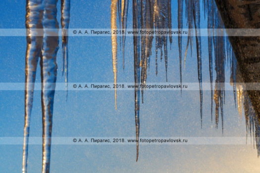 Фотографии свисающих сосулек с крыши здания в Петропавловск-Камчатском городском округе