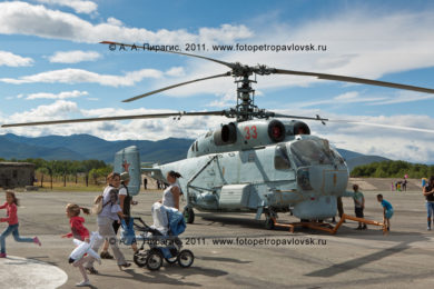 Фотографии вертолета Ка-27ПС (ТЛ) на военном аэродроме Елизово на полуострове Камчатка)
