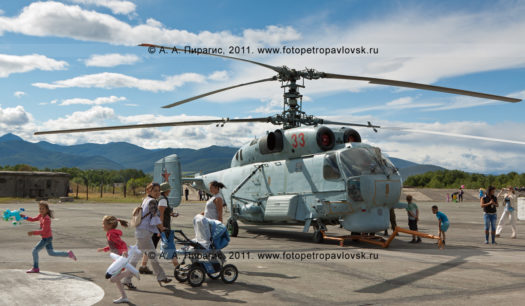 Фотографии вертолета Ка-27ПС (ТЛ) на военном аэродроме Елизово на полуострове Камчатка)