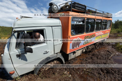 Фотография: туристический экспедиционный автомобиль высокой проходимости КамАЗ-вахтовка (автофургон), застрявший в грязи на грунтовой лесной дороге в природном парке "Налычево" на полуострове Камчатка